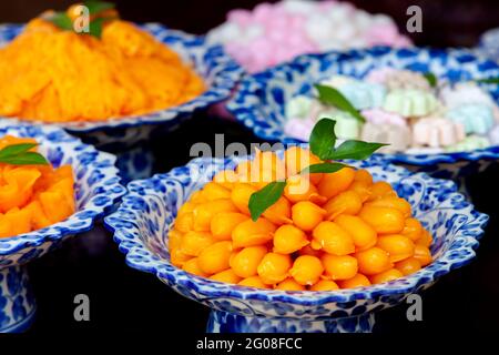 Nahaufnahme von künstlichen thailändischen Desserts, Set Thai Süßfleisch Dessert aus Ei und Zucker. Stockfoto