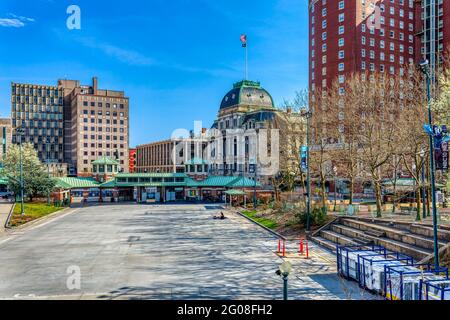 Blick durch den Biltmore Park zeigt das gewölbte Rathaus und das Providence Biltmore Hotel (jetzt Graduate Providence Hotel). Stockfoto