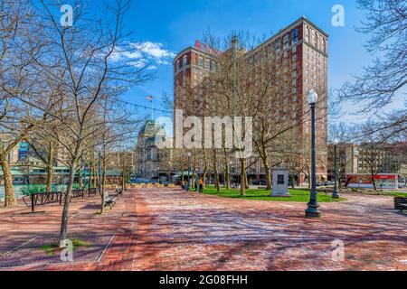 Blick durch den Biltmore Park zeigt das gewölbte Rathaus und das Providence Biltmore Hotel (jetzt Graduate Providence Hotel). Stockfoto