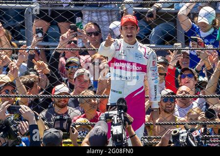 30. Mai 2021, Indianapolis, Indiana, USA: HELIO CASTRONEVES (06) aus Sao Paulo, Brasilien, gewinnt den 105. Lauf der Indianapolis 500 auf dem Indianapolis Motor Speedway in Indianapolis, Indiana. (Bild: © Brian Spurlock Grindstone Media/ASP über ZUMA Wire) Stockfoto