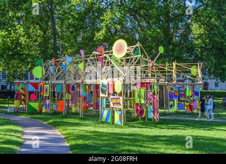 London, Großbritannien. Juni 2021. Die Skulptur 'See Through' von Morag Myerscough wurde auf dem Grosvenor Square ausgestellt. Die Skulptur ist Teil des Mayfair Sculpture Trail 2021, einer Freiluftausstellung im Londoner Stadtteil Mayfair, in der neue Skulpturen sowie permanente öffentliche Kunstwerke in der Umgebung ausgestellt werden. Es findet vom 2. Bis 27. Juni 2021 statt. (Foto: Vuk Valcic/SOPA Images/Sipa USA) Quelle: SIPA USA/Alamy Live News Stockfoto
