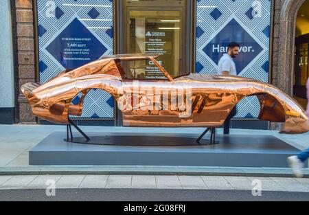 London, Großbritannien. Juni 2021. Die Skulptur 'Ferrari 250 GTO' von Anthony James wurde in der Bond Street ausgestellt. Die Skulptur ist Teil des Mayfair Sculpture Trail 2021, einer Freiluftausstellung im Londoner Stadtteil Mayfair, in der neue Skulpturen sowie permanente öffentliche Kunstwerke in der Umgebung ausgestellt werden. Es findet vom 2. Bis 27. Juni 2021 statt. (Foto: Vuk Valcic/SOPA Images/Sipa USA) Quelle: SIPA USA/Alamy Live News Stockfoto