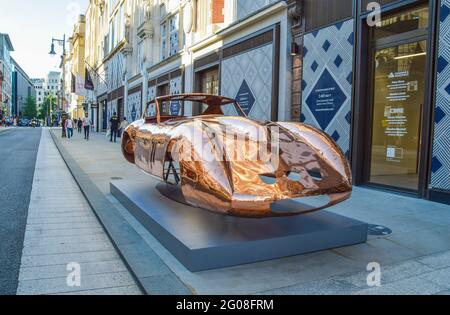 London, Großbritannien. Juni 2021. Die Skulptur 'Ferrari 250 GTO' von Anthony James wurde in der Bond Street ausgestellt. Die Skulptur ist Teil des Mayfair Sculpture Trail 2021, einer Freiluftausstellung im Londoner Stadtteil Mayfair, in der neue Skulpturen sowie permanente öffentliche Kunstwerke in der Umgebung ausgestellt werden. Es findet vom 2. Bis 27. Juni 2021 statt. (Foto: Vuk Valcic/SOPA Images/Sipa USA) Quelle: SIPA USA/Alamy Live News Stockfoto