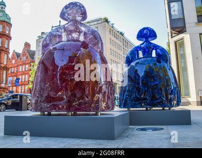 London, Großbritannien. Juni 2021. Die Skulptur 'Blue & White Infanta Margarita' von Manolo Valdes wurde auf dem Berkeley Square ausgestellt. Die Skulptur ist Teil des Mayfair Sculpture Trail 2021, einer Freiluftausstellung im Londoner Stadtteil Mayfair, in der neue Skulpturen sowie permanente öffentliche Kunstwerke in der Umgebung ausgestellt werden. Es findet vom 2. Bis 27. Juni 2021 statt. (Foto: Vuk Valcic/SOPA Images/Sipa USA) Quelle: SIPA USA/Alamy Live News Stockfoto