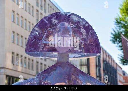 London, Großbritannien. Juni 2021. Detail der Skulptur 'Blue & White Infanta Margarita' von Manolo Valdes, ausgestellt auf dem Berkeley Square. Die Skulptur ist Teil des Mayfair Sculpture Trail 2021, einer Freiluftausstellung im Londoner Stadtteil Mayfair, in der neue Skulpturen sowie permanente öffentliche Kunstwerke in der Umgebung ausgestellt werden. Es findet vom 2. Bis 27. Juni 2021 statt. (Foto: Vuk Valcic/SOPA Images/Sipa USA) Quelle: SIPA USA/Alamy Live News Stockfoto