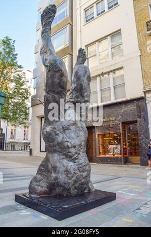 London, Großbritannien. Juni 2021. Die Skulptur 'Alien 2' von David Breuer-weil wurde in der Bond Street ausgestellt. Die Skulptur ist Teil des Mayfair Sculpture Trail 2021, einer Freiluftausstellung im Londoner Stadtteil Mayfair, in der neue Skulpturen sowie permanente öffentliche Kunstwerke in der Umgebung ausgestellt werden. Es findet vom 2. Bis 27. Juni 2021 statt. Kredit: SOPA Images Limited/Alamy Live Nachrichten Stockfoto