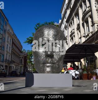 London, Großbritannien. Juni 2021. Die Skulptur 'Meditation 626' von Seo Young-Deok wurde in der Bond Street ausgestellt. Die Skulptur ist Teil des Mayfair Sculpture Trail 2021, einer Freiluftausstellung im Londoner Stadtteil Mayfair, in der neue Skulpturen sowie permanente öffentliche Kunstwerke in der Umgebung ausgestellt werden. Es findet vom 2. Bis 27. Juni 2021 statt. Kredit: SOPA Images Limited/Alamy Live Nachrichten Stockfoto