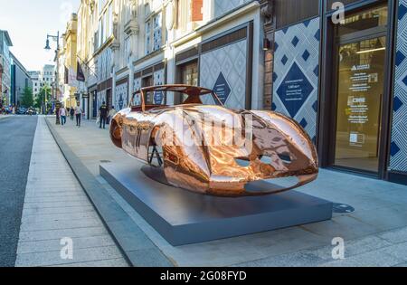 London, Großbritannien. Juni 2021. Die Skulptur 'Ferrari 250 GTO' von Anthony James wurde in der Bond Street ausgestellt. Die Skulptur ist Teil des Mayfair Sculpture Trail 2021, einer Freiluftausstellung im Londoner Stadtteil Mayfair, in der neue Skulpturen sowie permanente öffentliche Kunstwerke in der Umgebung ausgestellt werden. Es findet vom 2. Bis 27. Juni 2021 statt. Kredit: SOPA Images Limited/Alamy Live Nachrichten Stockfoto