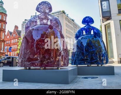 London, Großbritannien. Juni 2021. Die Skulptur 'Blue & White Infanta Margarita' von Manolo Valdes wurde auf dem Berkeley Square ausgestellt. Die Skulptur ist Teil des Mayfair Sculpture Trail 2021, einer Freiluftausstellung im Londoner Stadtteil Mayfair, in der neue Skulpturen sowie permanente öffentliche Kunstwerke in der Umgebung ausgestellt werden. Es findet vom 2. Bis 27. Juni 2021 statt. Kredit: SOPA Images Limited/Alamy Live Nachrichten Stockfoto
