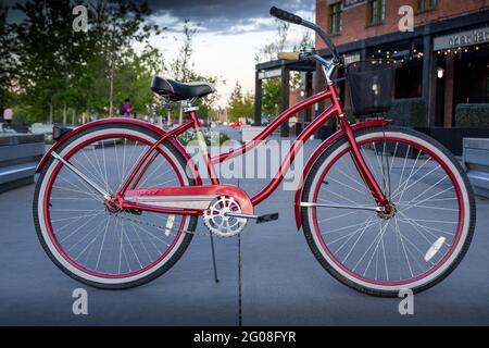 Calgary Alberta Kanada, 30 2021. Mai: Ein Huffy-Damenkreuzfahrrad parkte an einem Sommerabend auf einem Pfad in der Innenstadt von East Village. Stockfoto