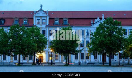 Magdeburg, Deutschland. Juni 2021. Wanderer passieren den landtag von Sachsen-Anhalt. Die Landtagswahlen sind für den 06. Juni 2021 geplant. Quelle: Klaus-Dietmar Gabbert/dpa-Zentralbild/dpa/Alamy Live News Stockfoto