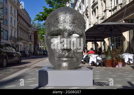 London, Großbritannien. Juni 2021. Die Skulptur 'Meditation 626' von Seo Young-Deok wurde in der Bond Street ausgestellt. Die Skulptur ist Teil des Mayfair Sculpture Trail 2021, einer Freiluftausstellung im Londoner Stadtteil Mayfair, in der neue Skulpturen sowie permanente öffentliche Kunstwerke in der Umgebung ausgestellt werden. Es findet vom 2. Bis 27. Juni 2021 statt. Kredit: SOPA Images Limited/Alamy Live Nachrichten Stockfoto