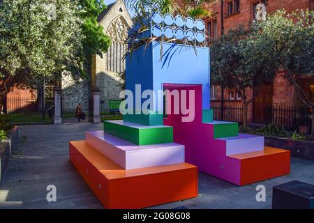 London, Großbritannien. Juni 2021. Die Skulptur 'in Plants We Trust' von Yinka Ilori wurde in der Mount Street ausgestellt. Die Skulptur ist Teil des Mayfair Sculpture Trail 2021, einer Freiluftausstellung im Londoner Stadtteil Mayfair, in der neue Skulpturen sowie permanente öffentliche Kunstwerke in der Umgebung ausgestellt werden. Es findet vom 2. Bis 27. Juni 2021 statt. Kredit: SOPA Images Limited/Alamy Live Nachrichten Stockfoto