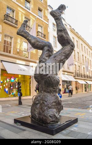 London, Großbritannien. Juni 2021. Die Skulptur 'Alien 2' von David Breuer-weil wurde in der Bond Street ausgestellt. Die Skulptur ist Teil des Mayfair Sculpture Trail 2021, einer Freiluftausstellung im Londoner Stadtteil Mayfair, in der neue Skulpturen sowie permanente öffentliche Kunstwerke in der Umgebung ausgestellt werden. Es findet vom 2. Bis 27. Juni 2021 statt. Kredit: SOPA Images Limited/Alamy Live Nachrichten Stockfoto