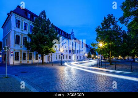 Magdeburg, Deutschland. Juni 2021. Ein Auto fährt am landtag von Sachsen-Anhalt vorbei und zeichnet aufgrund der langen Belichtung mit den Scheinwerfern leuchtende Streifen auf dem Foto. Die Landtagswahlen sind für den 06. Juni 2021 geplant. Quelle: Klaus-Dietmar Gabbert/dpa-Zentralbild/dpa/Alamy Live News Stockfoto