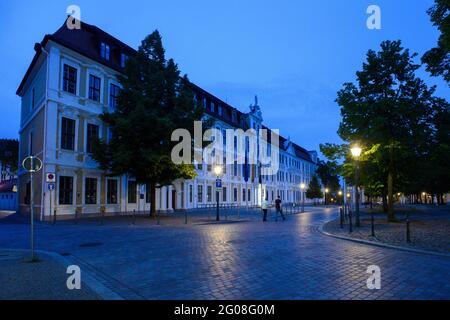 Magdeburg, Deutschland. Juni 2021. Wanderer passieren den landtag von Sachsen-Anhalt. Die Landtagswahlen sind für den 06. Juni 2021 geplant. Quelle: Klaus-Dietmar Gabbert/dpa-Zentralbild/dpa/Alamy Live News Stockfoto