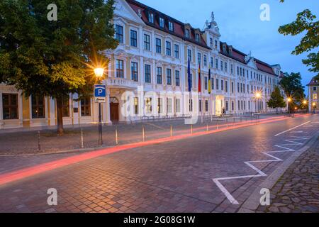 Magdeburg, Deutschland. Juni 2021. Ein Auto fährt am landtag von Sachsen-Anhalt vorbei und zeichnet wegen der langen Belichtung mit den Heckleuchten rote Lichtstreifen auf das Foto. Die Landtagswahlen sind für den 06. Juni 2021 geplant. Quelle: Klaus-Dietmar Gabbert/dpa-Zentralbild/dpa/Alamy Live News Stockfoto