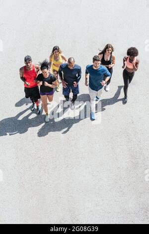 Gruppe von Freunden Läufer laufen. Draufsicht. Stockfoto