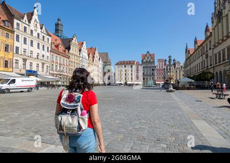 Breslau, Polen - 09. Juli 2018: Eine Frau geht auf dem Marktplatz im Zentrum von Breslau, Polen, spazieren Stockfoto