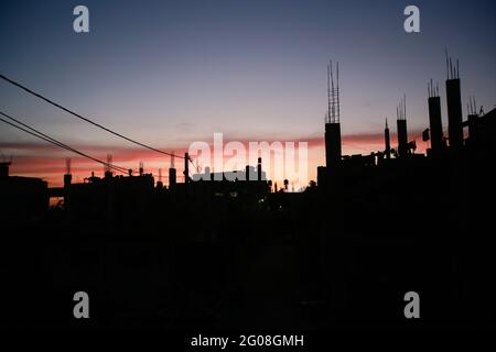 Gaza, Palästina. Juni 2021. Nach den jüngsten israelischen Streiks schwebt der Sonnenuntergang auf den Dächern zerstörter Häuser in der Stadt Beit Hanoun. Die Nachwirkungen der 11-tägigen Feindseligkeiten zwischen Israel und Gaza-Führung Hamas. Kredit: SOPA Images Limited/Alamy Live Nachrichten Stockfoto