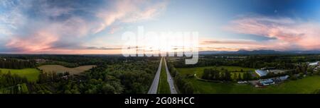 Panoramablick auf den Trans-Canada Highway 1 im Fraser Valley Stockfoto