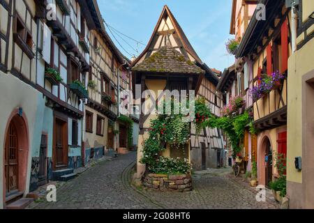 FRANKREICH, HAUT-RHIN (68), EGUISHEIM, STRASSE DES SÜDLICHEN REMPARTS UND DER TAUBENSCHLAG Stockfoto