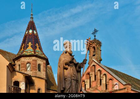 FRANKREICH, HAUT-RHIN (68), EGUISHEIM, PLACE DU CHATEAU SAINT-LEON, SCHLOSS DER GRAFEN, BRUNNEN UND KAPELLE SAINT-LEON IX Stockfoto