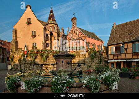 FRANKREICH, HAUT-RHIN (68), EGUISHEIM, PLACE DU CHATEAU SAINT-LEON, SCHLOSS DER GRAFEN, BRUNNEN UND KAPELLE SAINT-LEON IX Stockfoto