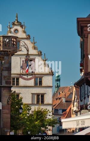 FRANKREICH, HAUT-RHIN (68), COLMAR, SCHILD DES MAISON AU P?LERIN UND MAISON KERN IN DER GRAND'RUE Stockfoto