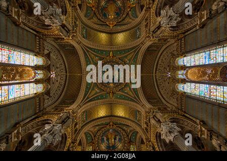 DECKE DES KIRCHENSCHIFFS DER BASILIKA NOTRE-DAME DE FOURVIERE, FOURVIERE, LYON, RHONE (69) FRANKREICH Stockfoto