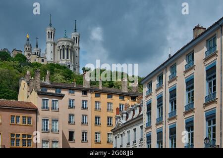 SAINT-JEAN PLACE UND NOTRE-DAME DE FOURVIERE BASILICA, ALT-LYON, LYON, RHONE (69) Stockfoto