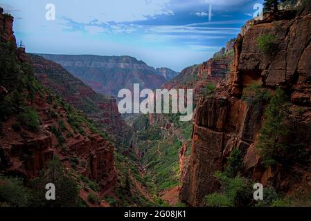 Blick vom North Rim Grand Canyon auf den North kaibab Trail, der steile Serpentinen hinunter führt, um unten die Phantom Ranch zu erreichen. Stockfoto