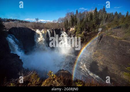 Ein Regenbogen über den Pigeon River Falls an der Grenze zwischen Minnesota und Ontario Stockfoto