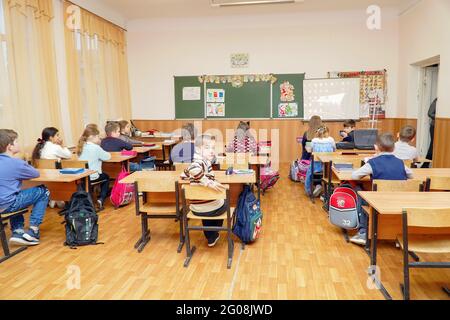 Chapaevsk, Region Samara, Russland - 23. Januar 2021: SchuleKinder im Klassenzimmer sitzen an ihren Schreibtischen Stockfoto