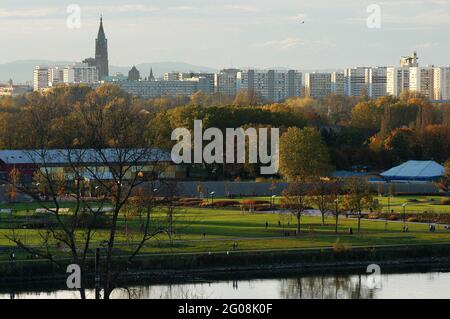 FRANKREICH. BAS-RHIN (67). STRASSBURG. DER GARTEN VON DEUX RIVES (ESPLANADE-VIERTEL) UND DIE SREASBOURG-KATHEDRALE. Stockfoto