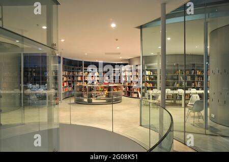 FRANKREICH. PAS-DE-CALAIS. OBJEKTIV. LOUVRE-LENS MUSEUM Stockfoto