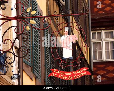 FRANKREICH. BAS-RHIN (67). STRASSBURG. „WINSTUBS“. RESTAURANT „AU PIED DE COCHON“ Stockfoto