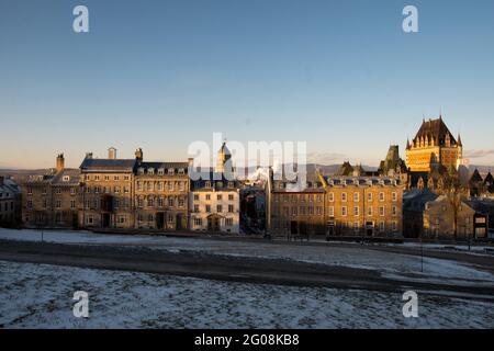 Historische Häuser in der ummauerten Stadt Québec, Kanada, an einem Winterabend Stockfoto