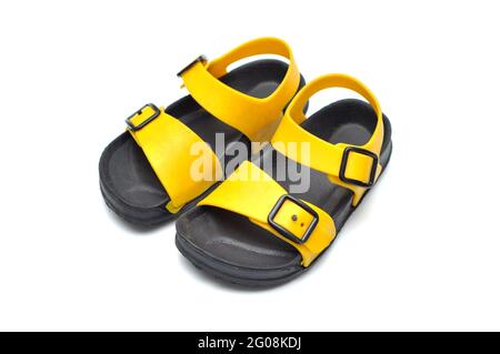 Schwarze und gelbe Kinder-Sandalen aus Gummi Stockfoto