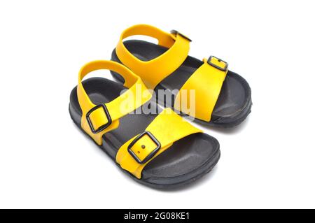 Schwarze und gelbe Kinder-Sandalen aus Gummi Stockfoto