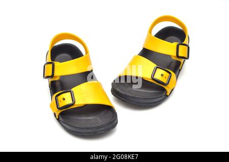 Schwarze und gelbe Kinder-Sandalen aus Gummi Stockfoto