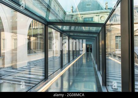 FRANKREICH. PARIS (2. BEZIRK).NATIONALBIBLIOTHEK VON FRANKREICH (BNF). SITE RICHELIEU. DIE GLASGALERIE (2016. VON VIRGINIE BREGAL UND BRUNO RENOVIERTE RÄUME Stockfoto