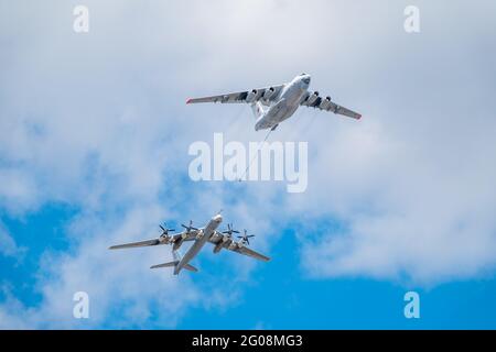 Moskau, Russland - 05. Mai 2021: Die Gruppe der strategischen Bomber der Langstreckenflieger TU-95ms und des fliegenden Tankers Il-78m fliegen über den Roten Platz Stockfoto