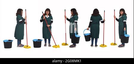 Verschiedene Posen der gleichen Frau mit Mopp und Eimer auf weißem Hintergrund Stockfoto