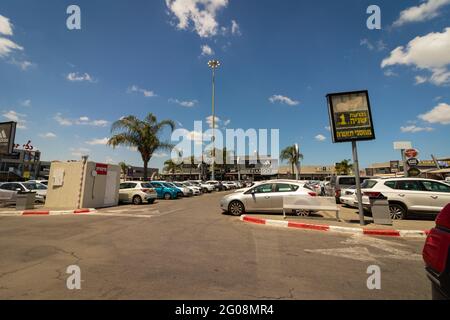 23-05-2021. kiryat-ekron - israel. Der Parkplatz der Ofer Mall an der Bilu Junction, Stockfoto