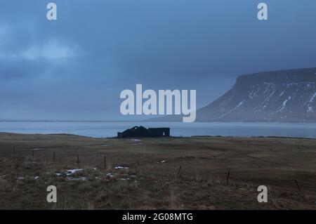 Verlassene Farm Gebäude auf einem Fjord in der Snaefelsnes Halbinsel, Westisland Stockfoto