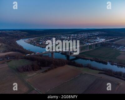 Luftdrohnenaufnahme eines starken Staus auf der deutschen Autobahnbrücke über die Donau bei Sinzing, Regensburg, Bayern Stockfoto