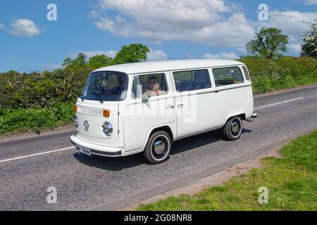 1975 70er Jahre weißer VW Volkswagen Kombi 12-Sitzer Erkerfenster-Van; Wohnwagen und Wohnmobile, Wohnmobil auf britischen Straßen, Wohnmobil-Freizeitfahrzeug, Familienurlaub, Caravanetteurlaub, Touring Caravan Urlaub, Van Umbauten, Vanagon autohome, Leben auf der Straße, Auto-Sleeper. Volkswagen Reisemobile, Pop-Top-Caddy, Transporter, Wohnmobil, kombi, kombi, Wohnmobil, Wohnmobil-Umbau, Vee Dub, Umbauten, Kleinbus, Bus, Wohnmobile, VW-Transporter in Bewegung. Stockfoto