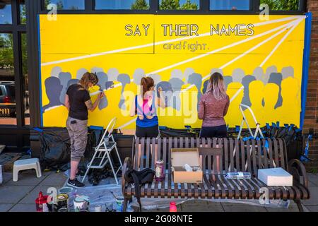 Frauen malen ein Wandbild während der Proteste von George Floyd, St. Paul, Minnesota, USA Stockfoto