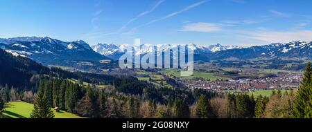 Beeindruckende Aussicht auf die Allgäuer Alpen im Frühling Stockfoto